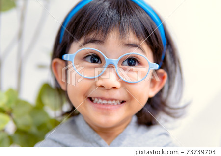Child girl low vision Child girl low vision 73739703
