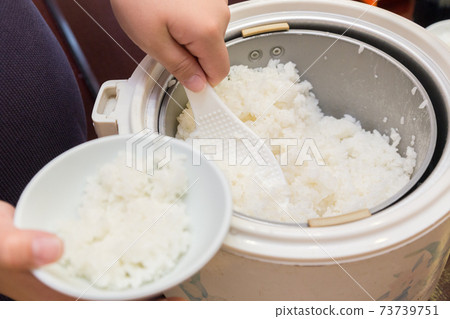 孩子們分享米飯 73739751