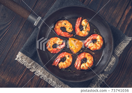 Cooked shrimps with thyme Cooked shrimps with thyme 73741036