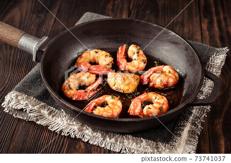 Cooked shrimps with thyme Cooked shrimps with thyme 73741037