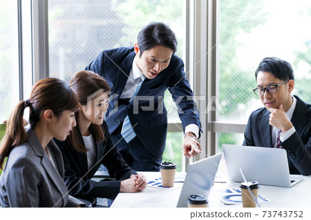 在辦公室的業務人會議 73743752