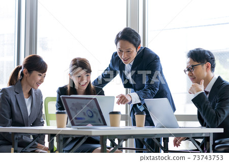 在辦公室的業務人會議 73743753