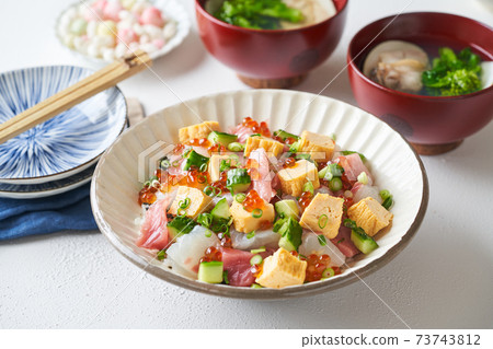 Chirashi壽司和湯 73743812