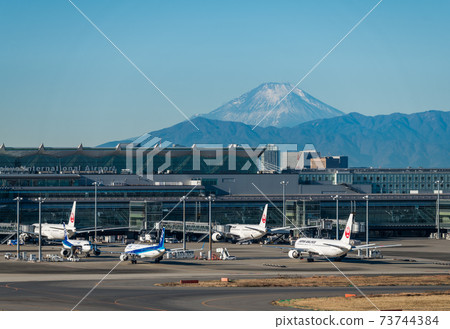 [Mt. Fuji and airplane at Haneda Airport Terminal 1] 73744384