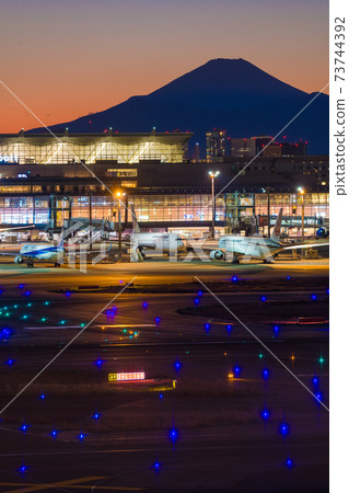 [羽田機場第一航站樓夜景中的富士山和飛機] 73744392