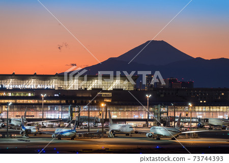 [羽田機場第一航站樓夜景中的富士山和飛機] 73744393