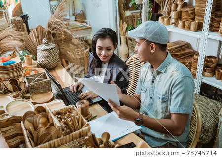 a craftsman shows a letter of agreement to a businesswoman a craftsman shows a letter of agreement to a businesswoman 73745714