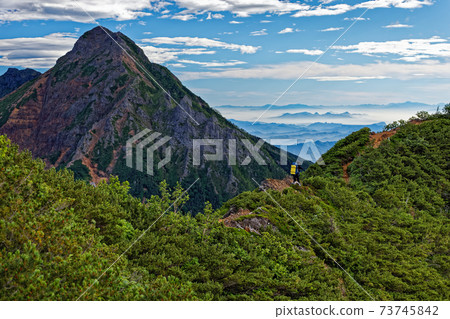 沿著八嶽山脈和弓公嶽山脊線攀登的登山者和赤岳 沿著八嶽山脈和弓公嶽山脊線攀登的登山者和赤岳 73745842