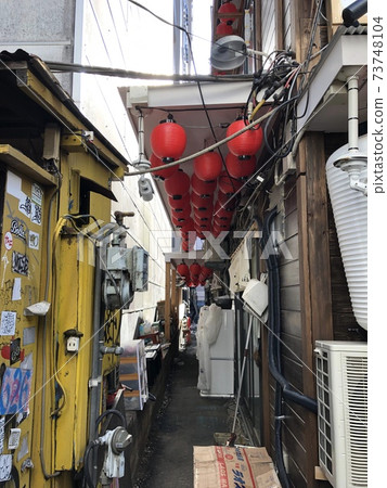 歌舞uki町胡同後面的風景（東京都新宿區歌舞uki町） 73748104