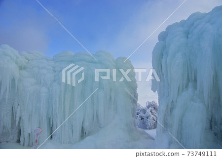 Winter scenery of Mt. Gozaisho with rime and icefall 73749111