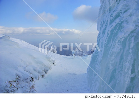 Gozaisho山的冬天風景與霜和冰霜 Gozaisho山的冬天風景與霜和冰霜 73749115