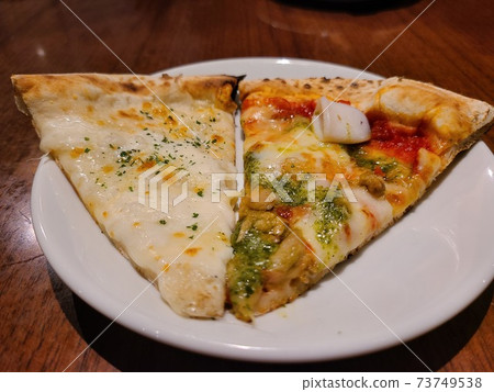 Two types of cut pizza 73749538