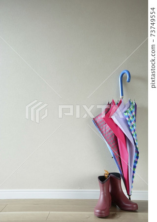 室內擺放五顏六色的雨傘和女式雨鞋（柔焦） 73749554