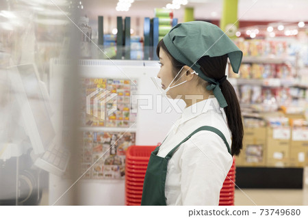 一名在超市收銀台工作的女員工採取了防感染措施 一名在超市收銀台工作的女員工採取了防感染措施 73749680