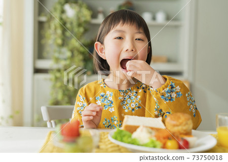A girl who takes breakfast A girl who takes breakfast 73750018