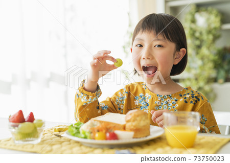 A girl who takes breakfast 73750023