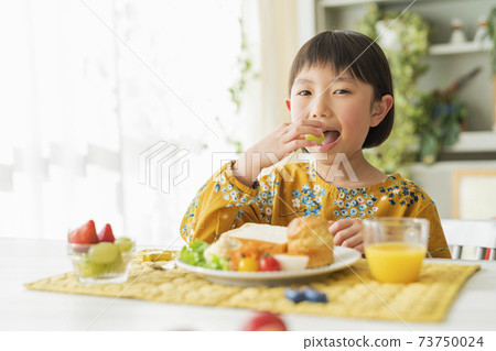 A girl who takes breakfast 73750024