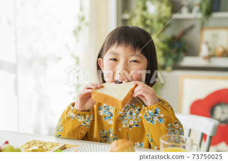 A girl who takes breakfast 73750025