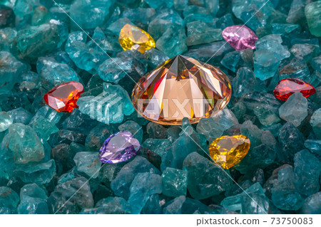 .The golden diamonds are surrounded by heart shaped diamonds. 73750083