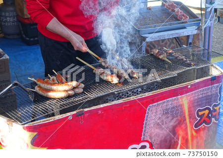 烤雞肉串和煙 73750150