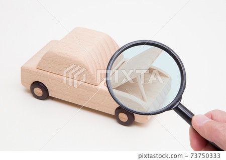汽車和放大鏡 汽車和放大鏡 73750333