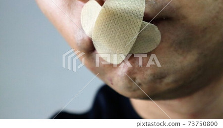 閉著嘴的人的特寫 閉著嘴的人的特寫 73750800