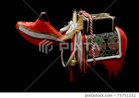Epidemic prevention red beko black background Epidemic prevention red beko black background 73751152
