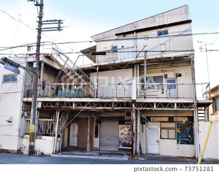 被遺棄的房屋搬遷多租戶建築物 73751281