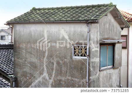 Outer wall cracks vacant house 73751285