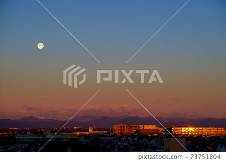Live with the moon. Look at the moon. full moon. Crescent Moon. A thin moon. First quarter moon Live with the moon. Look at the moon. full moon. Crescent Moon. A thin moon. First quarter moon 73751804