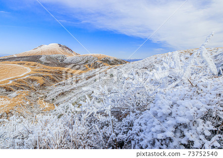 熊本縣麻生市冬季從Kara羽山上看到的喜島和霧 73752540