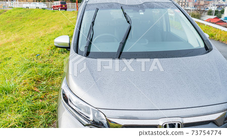 雨和乘用車的擋風玻璃 73754774