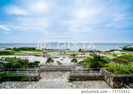 從“沖繩縣”美麗海水族館中看到的海遊公園 從“沖繩縣”美麗海水族館中看到的海遊公園 73755432