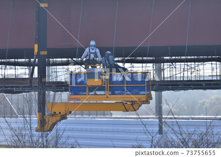 橋樑維修工作:Tobi的建築工作,他用橋樑檢查車將工作地板組裝在一起 橋樑維修工作:Tobi的建築工作,他用橋樑檢查車將工作地板組裝在一起 73755655