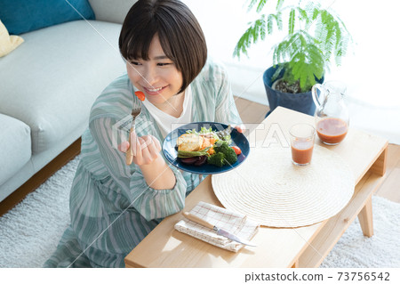 女人吃蔬菜食品 女人吃蔬菜食品 73756542