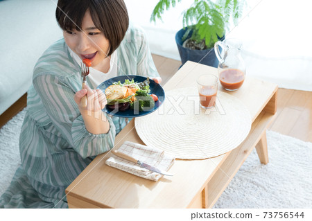 女人吃蔬菜食品 女人吃蔬菜食品 73756544