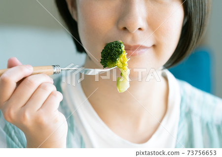 女人吃蔬菜食品 73756653