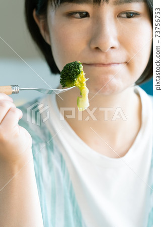 女人吃蔬菜食品 73756753
