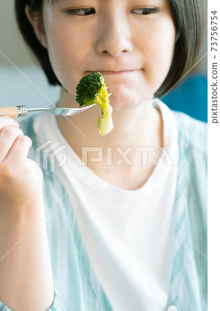 女人吃蔬菜食品 女人吃蔬菜食品 73756754