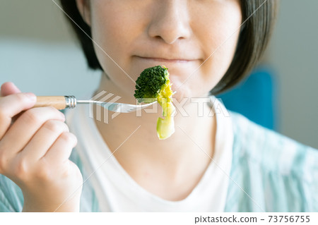 女人吃蔬菜食品 女人吃蔬菜食品 73756755