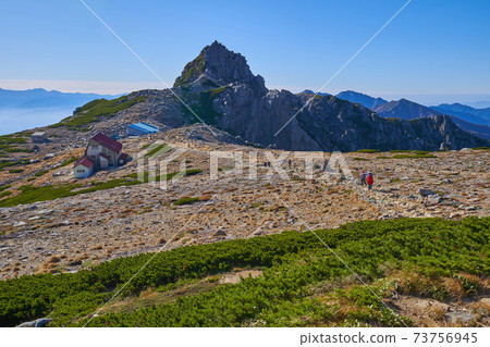 View the south side (Mt. Hoken, etc.) from the foot of Mt. Nakadake in Mt. Kisokoma in autumn in Nagano Prefecture View the south side (Mt. Hoken, etc.) from the foot of Mt. Nakadake in Mt. Kisokoma in autumn in Nagano Prefecture 73756945