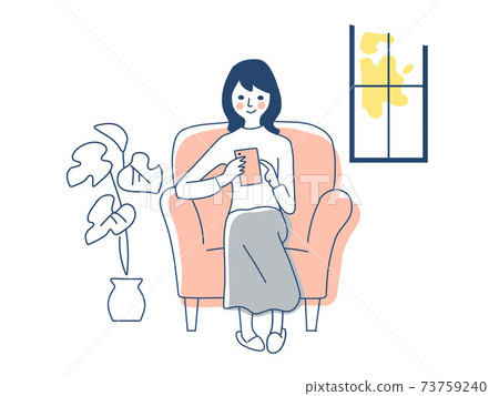 操作有沙發的一名婦女一個智能手機 操作有沙發的一名婦女一個智能手機 73759240