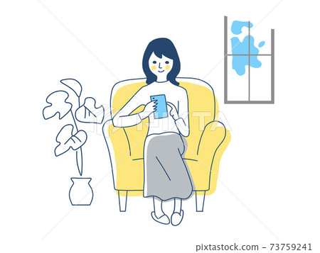 操作有沙發的一名婦女一個智能手機 73759241