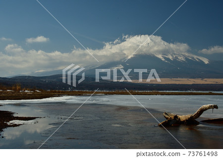 嚴冬富士山中湖 73761498