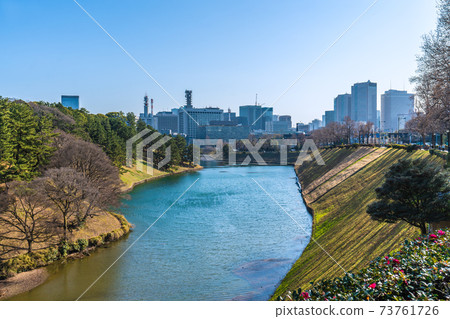日本的東京城市景觀香澄俯瞰著關政府辦公區和皇宮的護城河 73761726