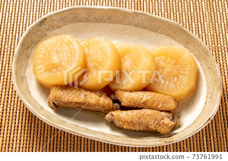 煮蘿蔔和翅膀。 煮蘿蔔和翅膀。 73761991