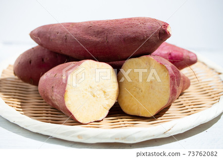 Sweet potato (variety: silk sweets), made in Japan, a growing variety with a smooth texture Sweet potato (variety: silk sweets), made in Japan, a growing variety with a smooth texture 73762082