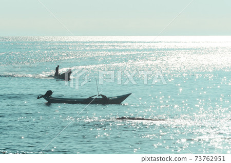清晨海膽捕魚的漁船/北海道洋市 清晨海膽捕魚的漁船/北海道洋市 73762951