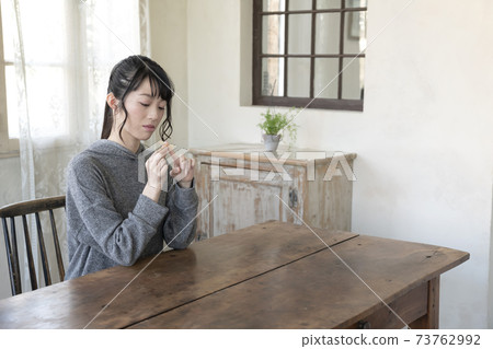 一個用繃帶包紮手指的女人 一個用繃帶包紮手指的女人 73762992