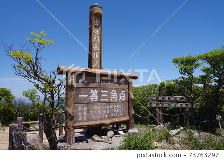 The summit of Mt. Gozaisho (first-class triangulation station) The summit of Mt. Gozaisho (first-class triangulation station) 73763297